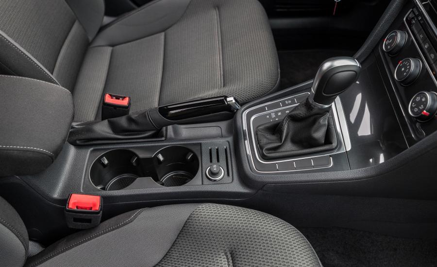 Интерьер Volkswagen Golf TSI 5-Door (Typ 5G) 2017 года  (NA) (фото 27 из 47)
